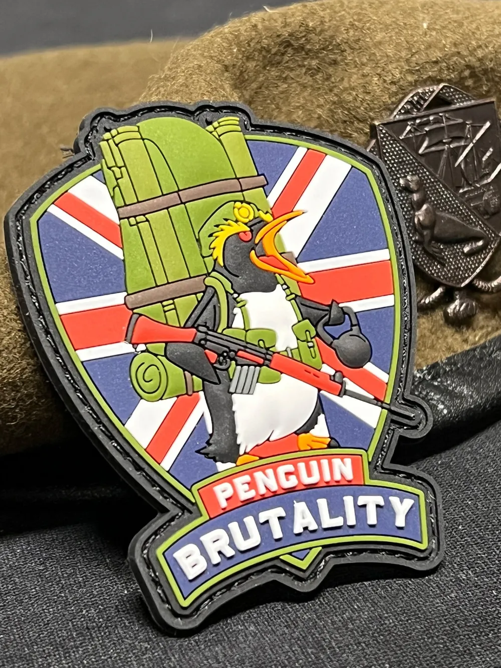 Forgotten Weapons Moraalimerkit Ja Heijastimet ^ Penguin Brutality moraalimerkki