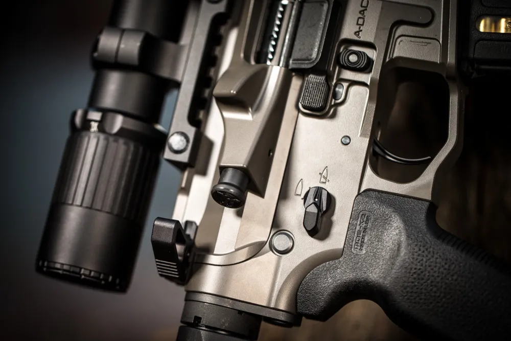 Radian Muut Asetarvikkeet ^ Raptor/Talon AR-15 latauskahva-varmistinsetti, Musta